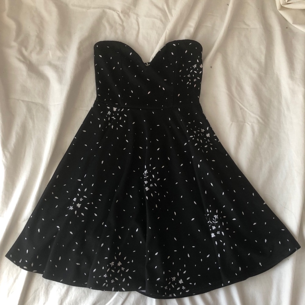 FLOWY STRAPLESS DRESS - Picture 1 of 8